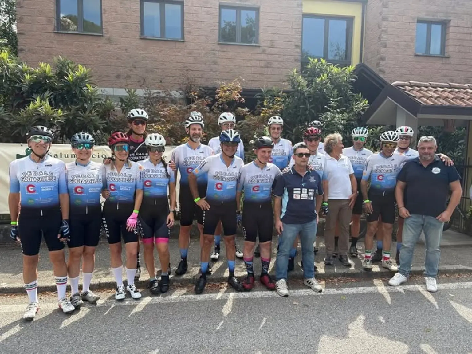 Foto di gruppo del Pedale Godiaschese alla Pedalata Solidale 2026